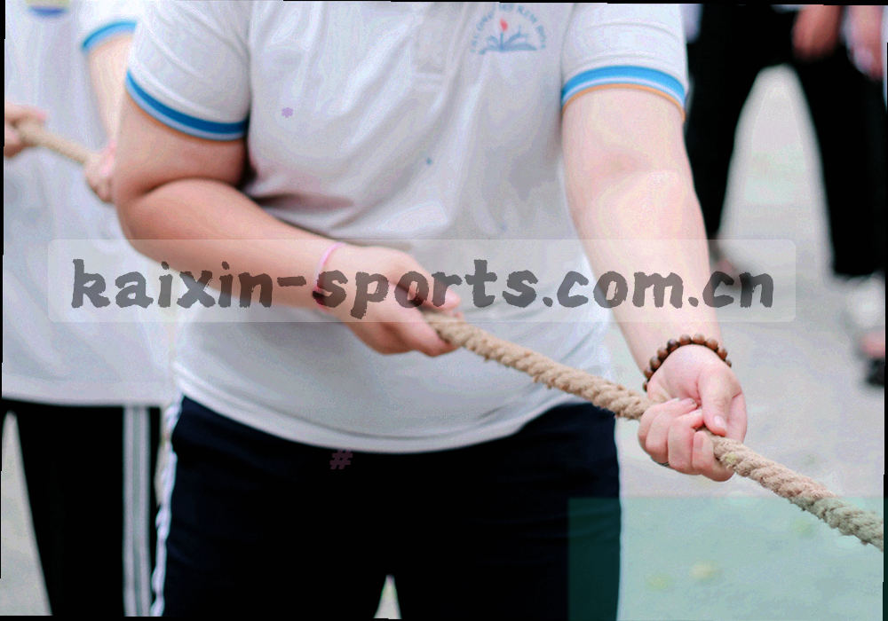 白板前的人员背影剪影，画面不出现可辨识面部，光线偏冷